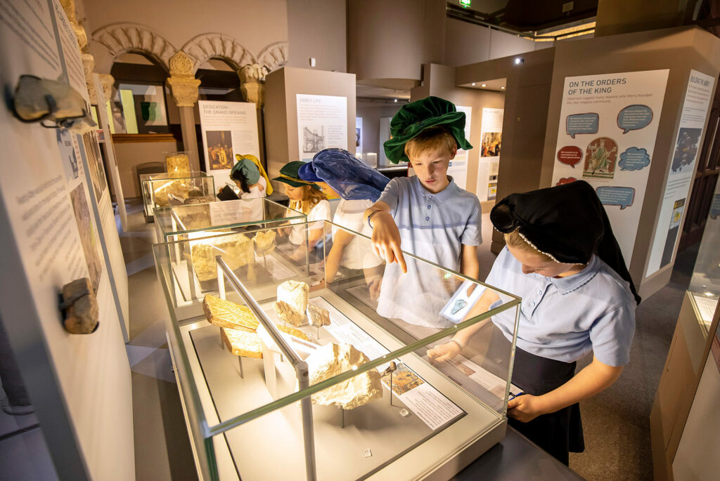 นักเรียนต่างชาติกำลังให้ความสนใจซากดึกดำบรรพ์ในพิพิธภัณฑ์